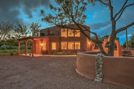 Tierra de Milagros~Great Place for the Balloon Fiesta! Serene ~ Private ~ Secure