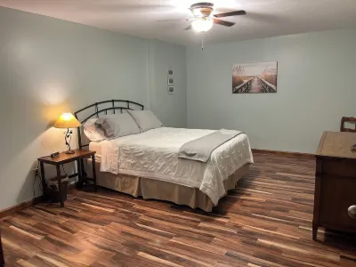 The Boatyard Loft and Suites Unit B Hotels near Cooke-Dorn House Historic Site