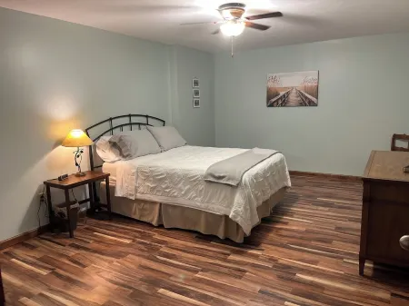 The Boatyard Loft and Suites Unit B Отели в г. Сандаски