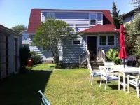Adorable cottage with short walk to beautiful ocean beaches and nature trails.