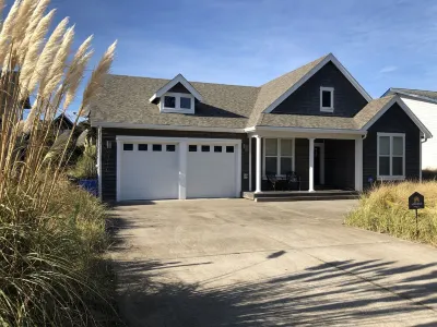 2 BLOCKS to BEACH!! 3 bedroom FAMILY & DOG- FRIENDLY w/FENCE! Close to Pelican! Hotel in zona Nestucca Bay National Wildlife Refuge