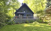 Garden Cottage 2.5 Miles to Downtown With Private, Wooded Surroundings