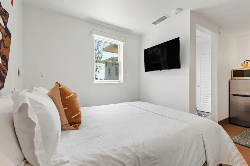 Steps to Beach & Town! Ocean Views! Ideal Studio!