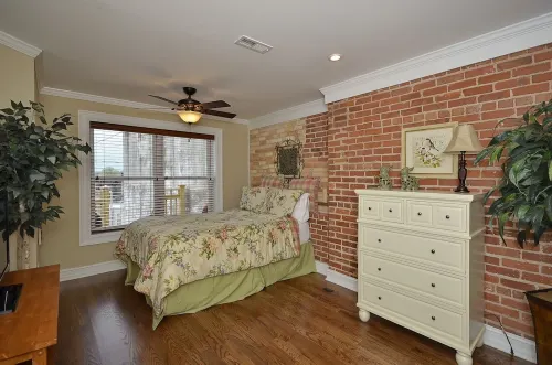 Main Street Location with Historic Courthouse View!