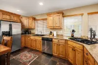 Timberline Condo at Moose Hollow, end unit w/ full windows, steps from hot tub
