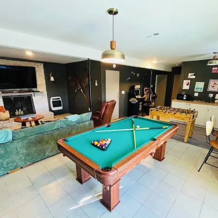 Cozy Family Friendly Cottage: GameRoom, Fire Pits & Mtn Views, Mins 2 Ski Resort