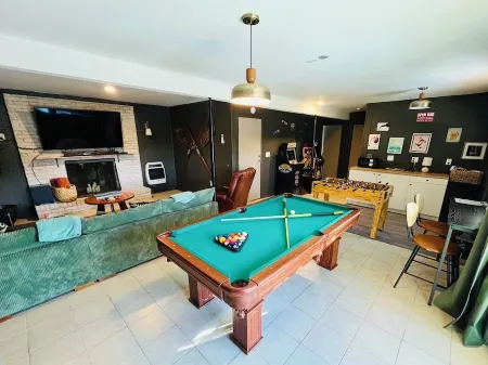 Cozy Family Friendly Cottage: GameRoom, Fire Pits & Mtn Views, Mins 2 Ski Resort