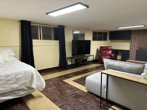 Large walk in lower unit in 1950 home nice neighborhood 亞基馬住宿飯店