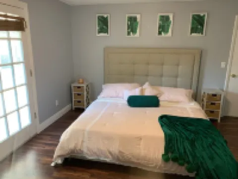 Vacation Home w/ HOT TUB, 2 MASTER BEDROOMS, HEATED POOL NEAR BEACHES! Hotels in Oldsmar