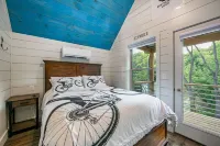 Ultimate Mountain Bikers Dream, walking distance to downtown Brevard