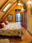 Relax and get away in the tree tops in our Eagle's Nest Tree House 셰난도아 국립공원 주변 호텔