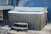 Norland Getaway, Great West End Location, Hot Tub-Pet Friendly, Arcade!