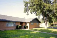Spacious Mid-Century Modern 3BR 2BT Hotels near West County Plaza