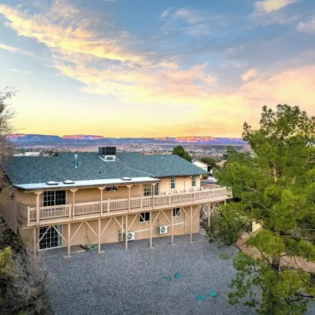 Stylish & Spacious Boho - King Bed Galore, Hot Tub, Arcade, Ping Pong, Rec Room