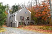 2Br 1BA - MT Snow, Ski Back Trail, Free Shuttle, Pool, BBQ - Green Mountain Den