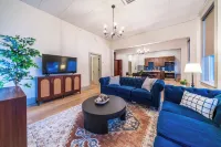 The Conservatory Suite - Huge, Luxury 3-Bedroom Apartment in Downtown Sedalia