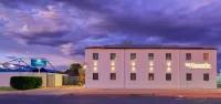 The Phoenix Artesian Spa Resort and Accommodation - parking