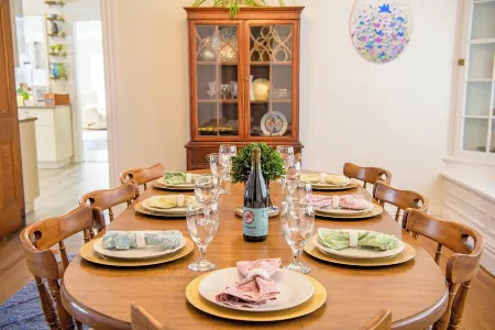 Beautiful home in a charming neighborhood. Close to dwntwn Geneva & Seneca Lake. Отели в г. Женева