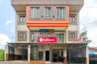 RedDoorz Near the Jungle Waterpark Bogor Các khách sạn ở Mulyaharja