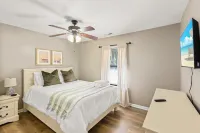 Pet friendly 5 mins to beach & Parris Island Hotels near Marine Corps Exchange