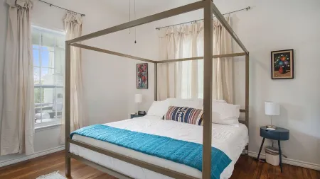 Charming home, downtown Mineral Wells Отели в г. Минерал-Веллс