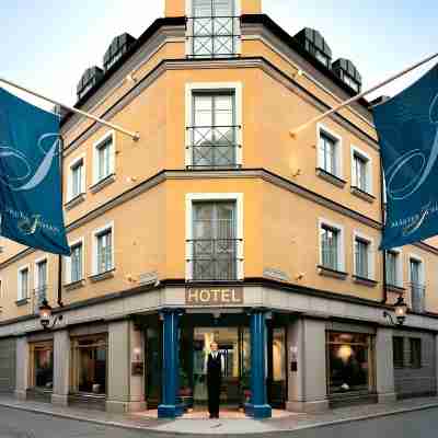 MJ's Hotel Exterior