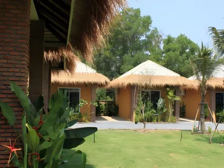 The Park Drive-Thru Check-in Resort Отели в г. Рангсит