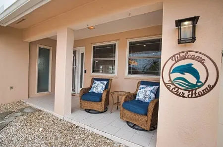 Enjoy a Tranquil Vacation on Expansive Canal with Passing Boats and Heated Pool. Отели в г. Пунта-Горда