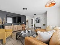 Spacious 6-bedroom house in beautiful Downtown Brevard ブルバードのホテル
