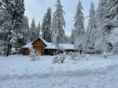 Rancho Relax-o nestled on 1 acre lot w / large deck and flat driveway