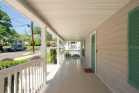 Modern 3-bedroom house, TV each room,big fence yard, Pet stay free, Lighted Deck