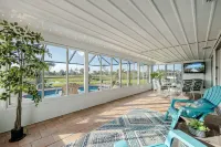 Charming 3-bedroom house with private pool on canal