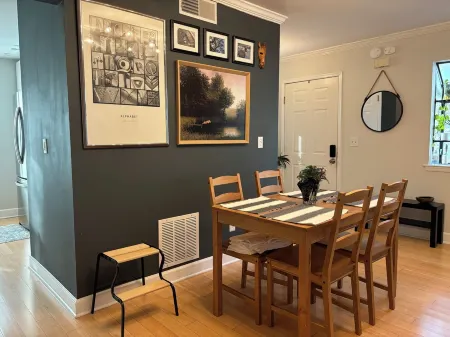 LiveWorkPlaynearTruistPark- privacy,  updated kitchen, fast Wi-Fi & YouTubeTv Отели в г. Смирна