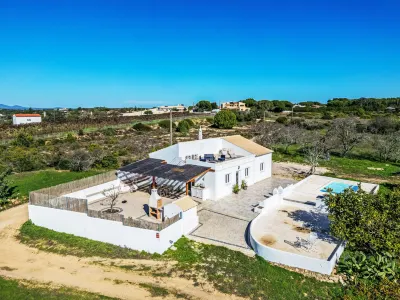 Dos Pombinhos Hotel dekat Praia da Senhora da Rocha