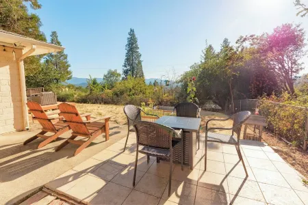 Woodsy, Quiet Neighborhood, 2 bedroom