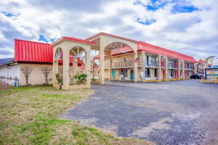 Ozark Junction Mountain View by OYO Отели рядом с достопримечательностью «Holiday Mountain Resort»