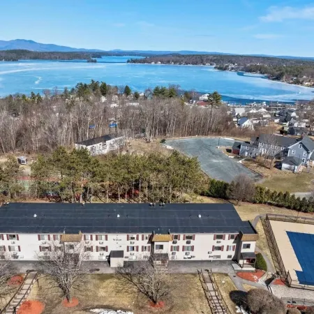 Adorable, updated condo. Walk to Weirs Beach. Near Bank of N.H.Pavilion.