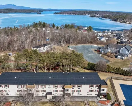 Adorable, updated condo. Walk to Weirs Beach. Near Bank of N.H.Pavilion. Hotels in Laconia