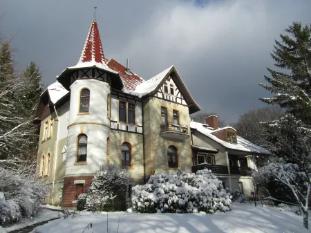 Vacation Home "Vier Jahreszeiten" - Comfort House for 6-8 Guests - 3 Rooms, 3 Bathrooms Отели в г. Бад-Закса