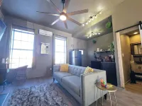 Stylish Pet-Friendly 1BR Studio with fenced in back yard, private parking, WIFI