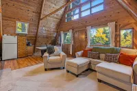 Woodland Park Cabin Getaway: Mtn Views, Scenic Charm, Clouds & Hot Tub Retreat