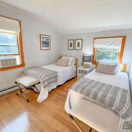 COZY 3 BR/2 BA CAPE COD IN QUIET NEIGHBORHOOD. CLOSE TO OB CENTER AND LAGOON.