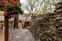 Lake Escape w/ Hot Tub + Guesthouse