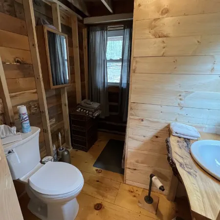 Very private log cabin nestled in the woods to unwind & unplug.