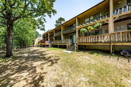 Fairfield Bay Gem w/ pool access and 4 Mi to Lake.