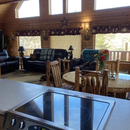 Cozy, Quiet Small Town Log Home. With Beautiful Mountain View.