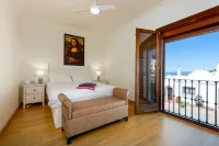 Stylish house, patio, pool, mountains, stunning white village, sea 20 mins  away