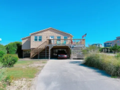 Delightful Oceanside Home Steps to Tranquil Beach: Soak up the Sun and Seabreeze