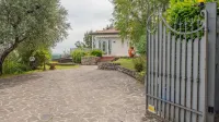 Villa CastleGrace Lake Garda - Italian Homing فنادق في 