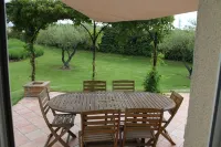 villa with private pool in a quiet area: Les Oliviers Hotels in Mallemort